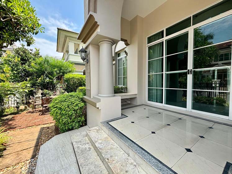 House with Shared Pool in Sukhumvit 